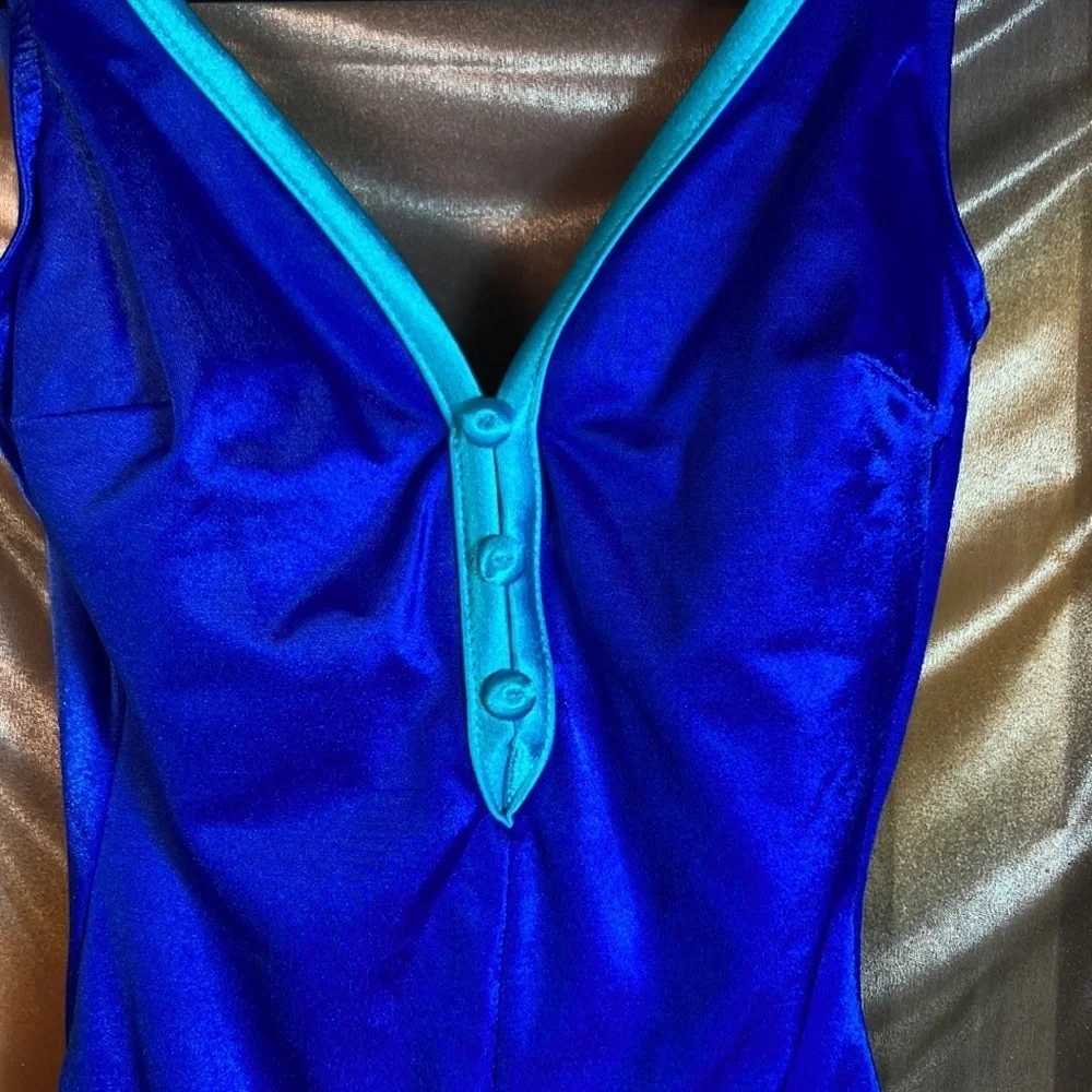 VINTAGE 80’ bright blue and turquoise swim suit. High cut 159 32” chest‎ small